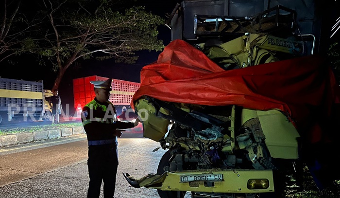 Dua-Truk-Tabrakan-di-Pangkep-Sopir-dan-Mekanik-Tewas-di-Tempat.jpeg
