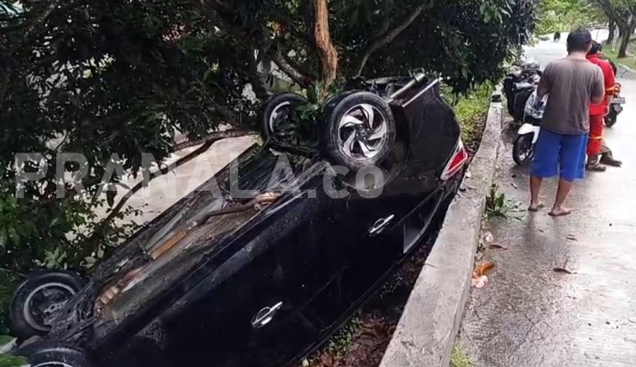 Mobil-Terguling-di-Turunan-Grand-Vally-Balikpapan-Pengemudi-Selamat-dari-Rem-Blong.jpeg
